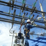 Se estaba cambiando unos puentes a un equipo electrico