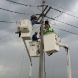 Reparacion de falla de equipo de medicion en media tension utilizando gruas hidraulicas