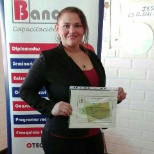 Foto graduación y entrega de certificado y diploma. Aprobación del curso cajero bancario