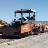 La mise en œuvre de l'enrobé bitumineux rouge – Chantier Aourir / Agadir