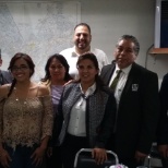 Foto de compañeros de trabajo y jefe en sala de juntas