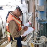 Esa foto observando y detallando las especificaciones de una maquinaria de tratamiento.