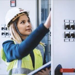 Technicienne en électricité