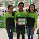 En esa foto me están premiando ala buena atención del cliente, con mi jefa y la gerente de tienda