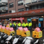 Alle scooters op een rij na de parade, om de actieweek in te laten gaan