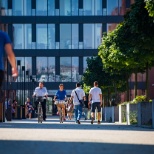 Wussten Sie, dass bei uns Menschen mit über 100 verschiedenen Nationalitäten arbeiten?