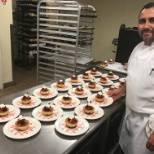 Ayudando a decorar un postre para un patry