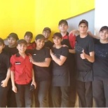 Una foto con todo equipo de trabajo en carl's Jr. el dia del niño despues de un gran rush.