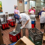 Preparando para repartir desayuno a los niños